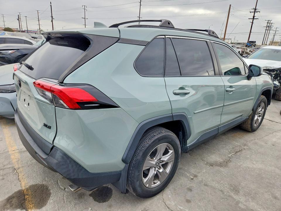 2023 TOYOTA RAV4 XLE — Фото 3 из 13