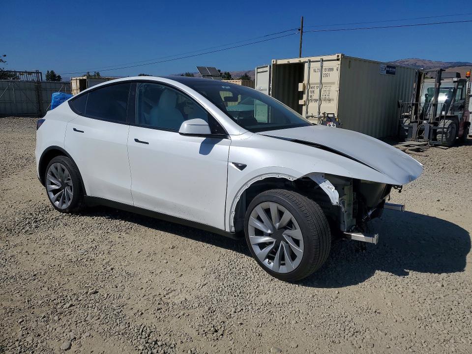 2026 TESLA MODEL Y — Фото 4 из 16