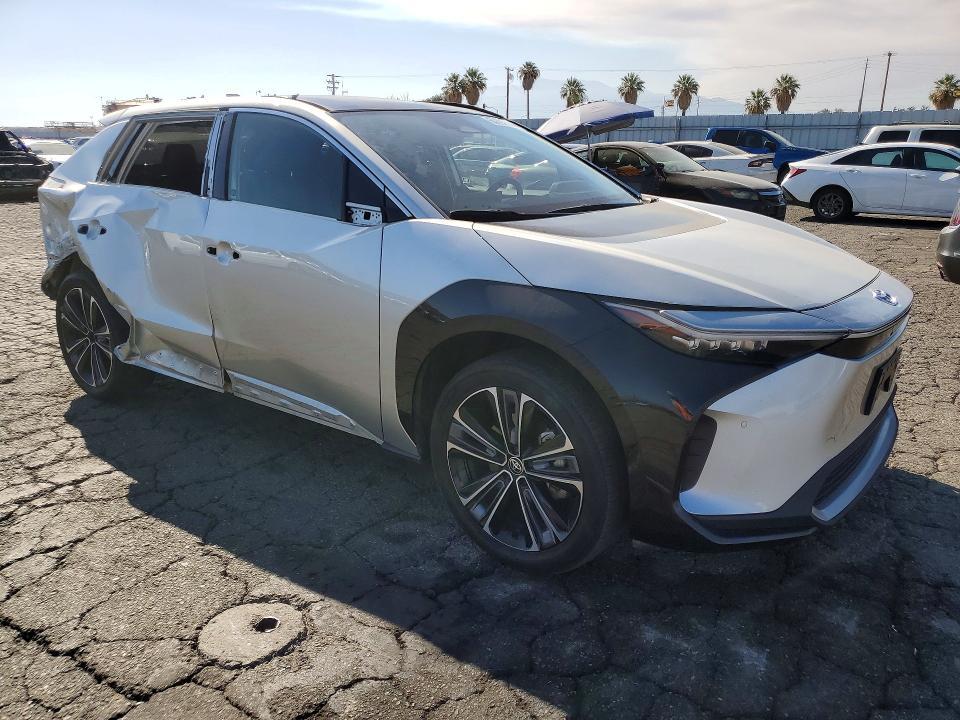 2023 TOYOTA BZ4X LIMITED — Фото 4 из 14