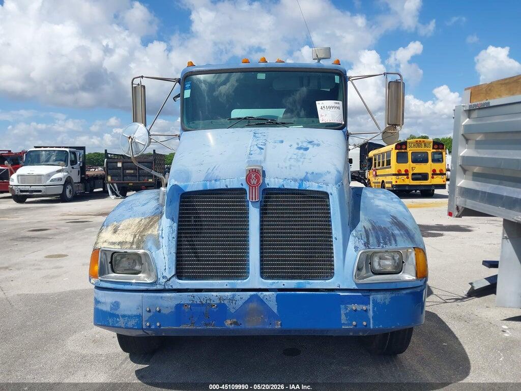 2NKMHD7X82M892569 2002 KENWORTH CONSTRUCTION photo no. 11