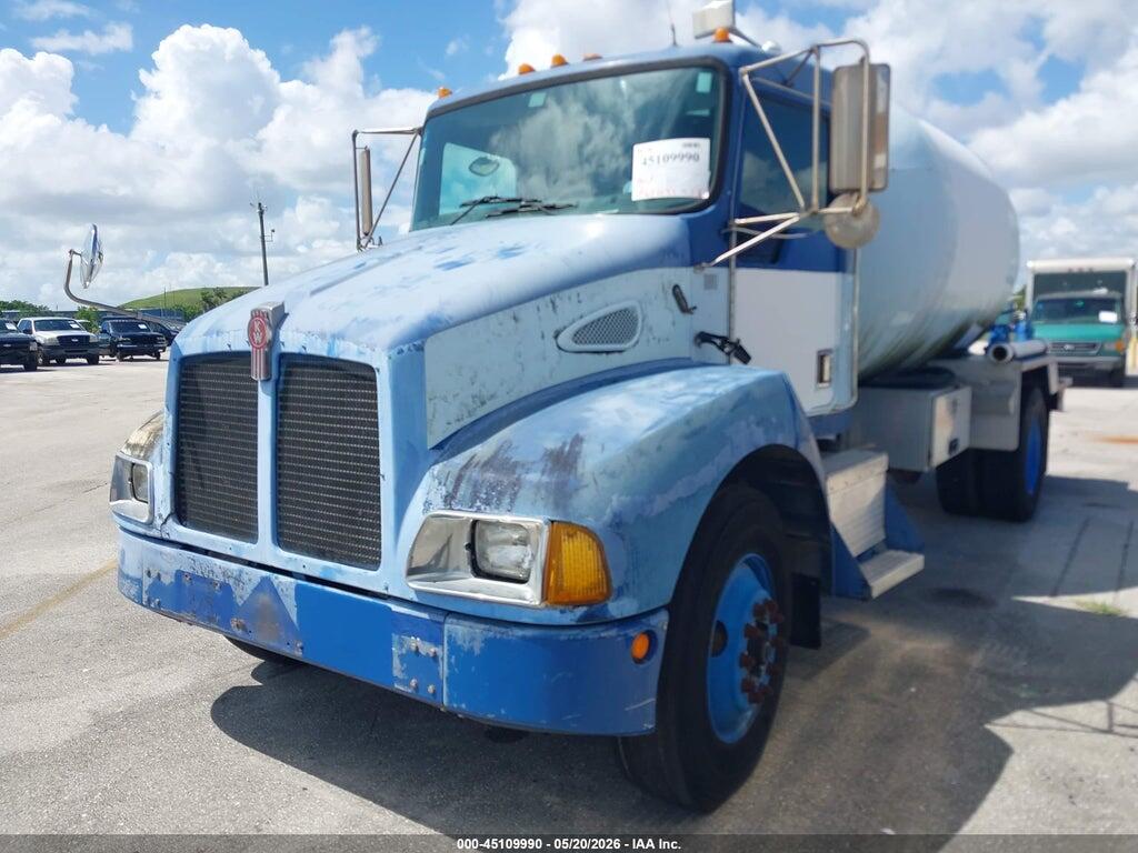2NKMHD7X82M892569 2002 KENWORTH CONSTRUCTION photo no. 2