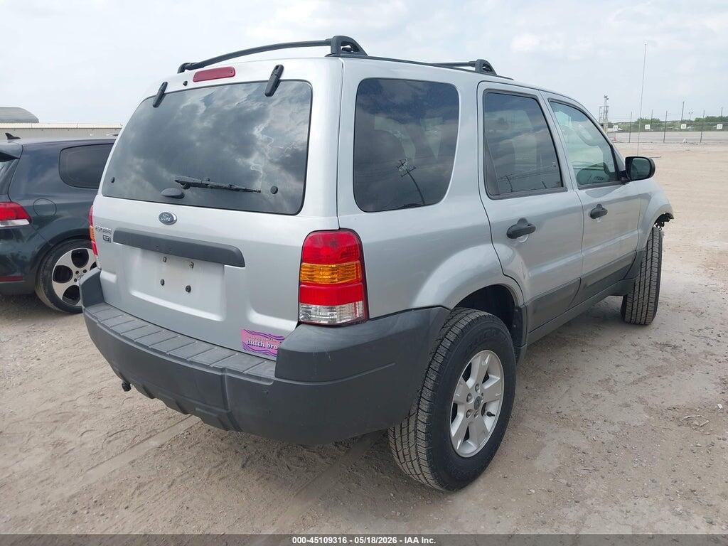 1FMCU03195DA07093 2005 FORD ESCAPE photo no. 4