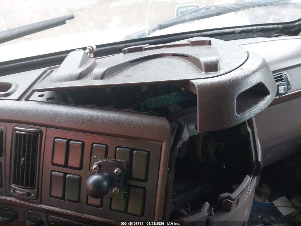 4V4NC9EH3GN975240 2016 VOLVO VN photo no. 11