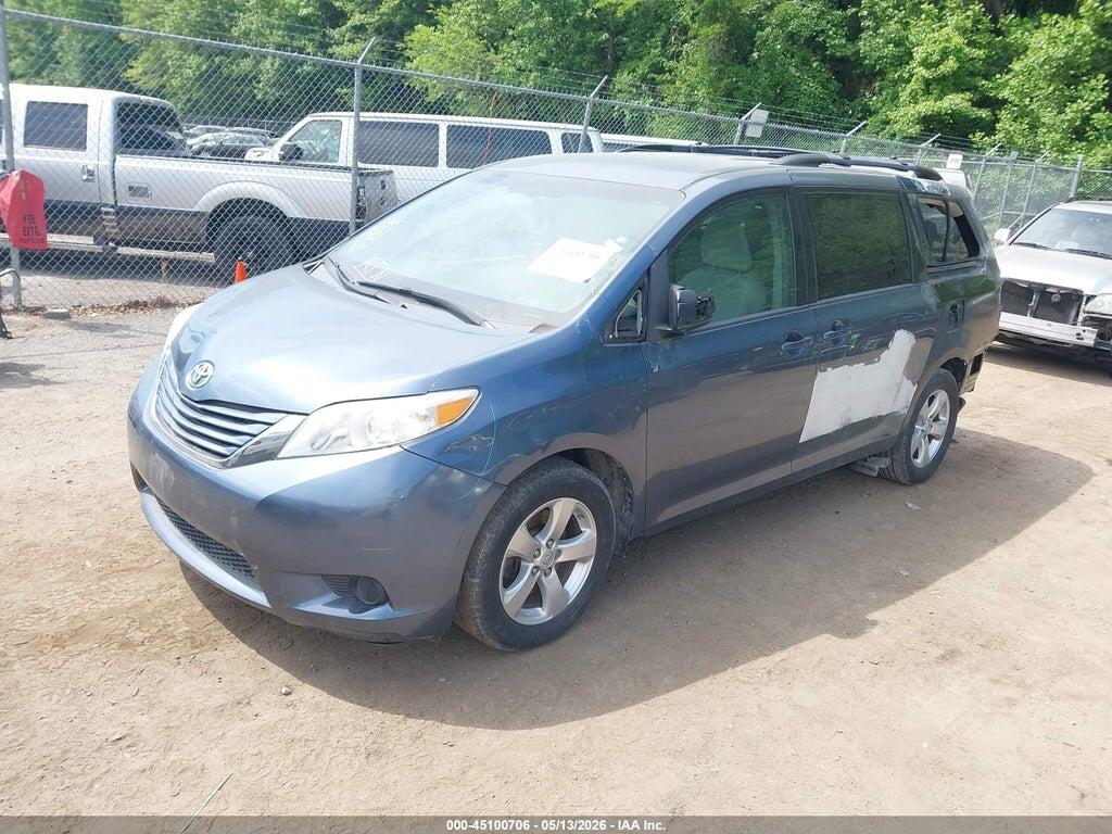 5TDKZ3DC8HS829833 2017 TOYOTA SIENNA photo no. 2
