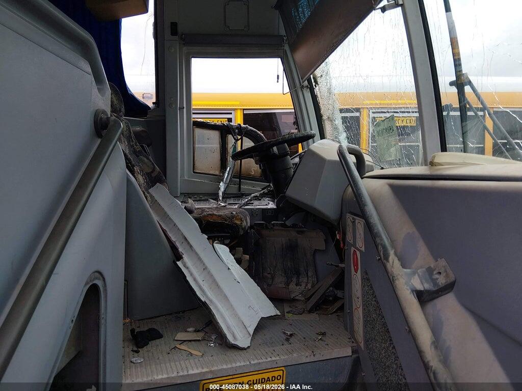 3BMXSMPA02S080262 2002 MOTOR COACH INDUSTRIES TRANSIT BUS photo no. 5