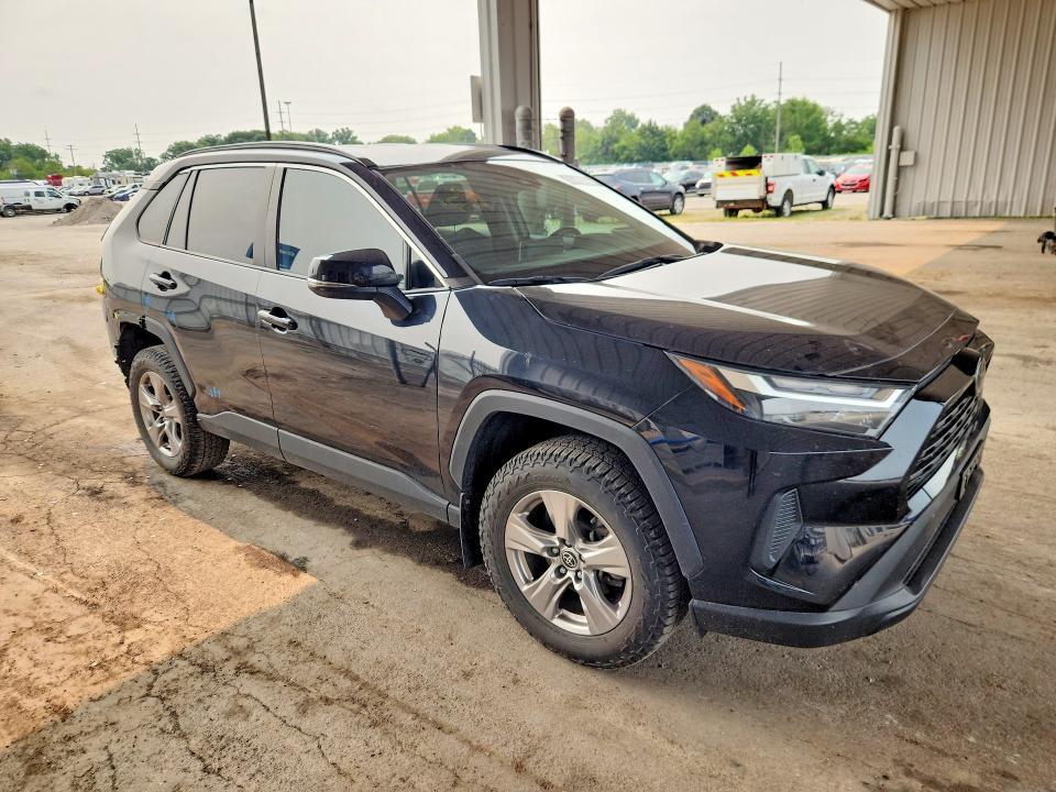 2023 TOYOTA RAV4 XLE — Фото 4 из 14
