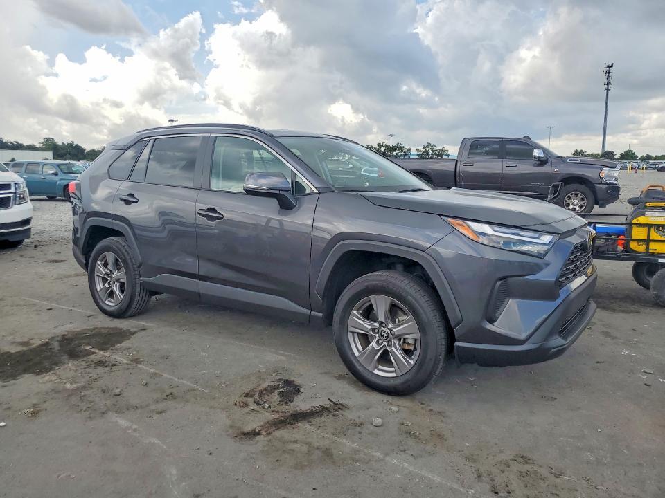 2023 TOYOTA RAV4 XLE — Фото 4 из 13