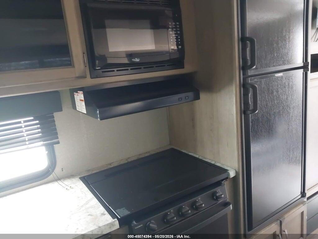 573TT3221K8801697 2019 GRAND DESIGN photo no. 10