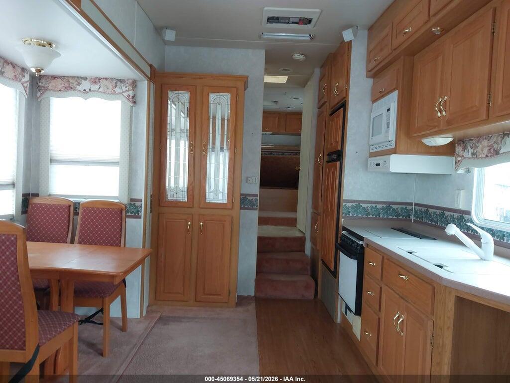 1KB311H271E122290 2001 HOLIDAY RAMBLER 30' photo no. 5