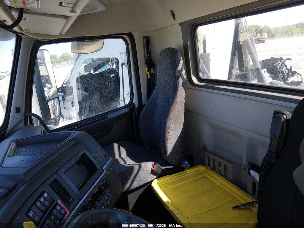 4V4WC9EH0NN602612 2022 VOLVO VNR photo no. 6