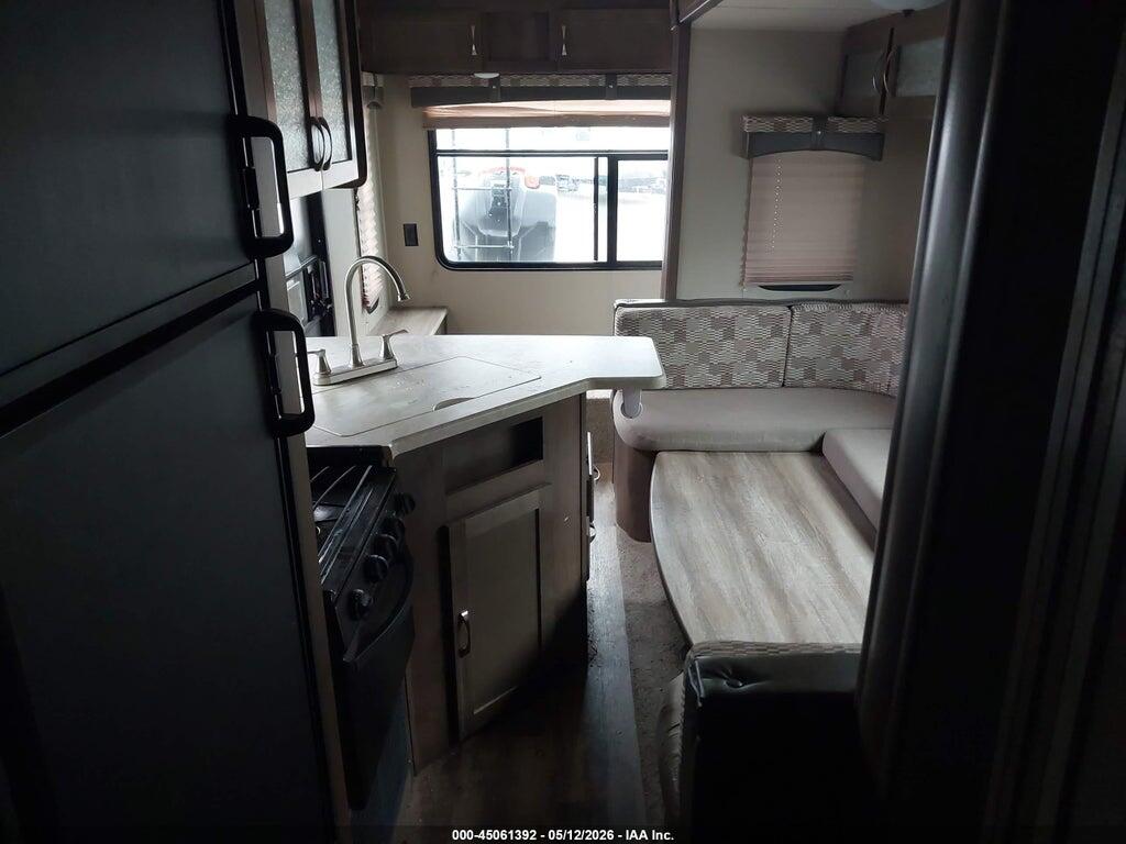 4X4FPUA24HP066285 2017 PALOMINO PUMA FIFTH WHEEL SER photo no. 5