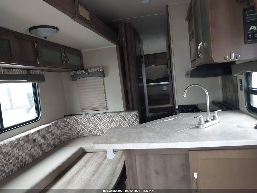 4X4FPUA24HP066285 2017 PALOMINO PUMA FIFTH WHEEL SER photo no. 8