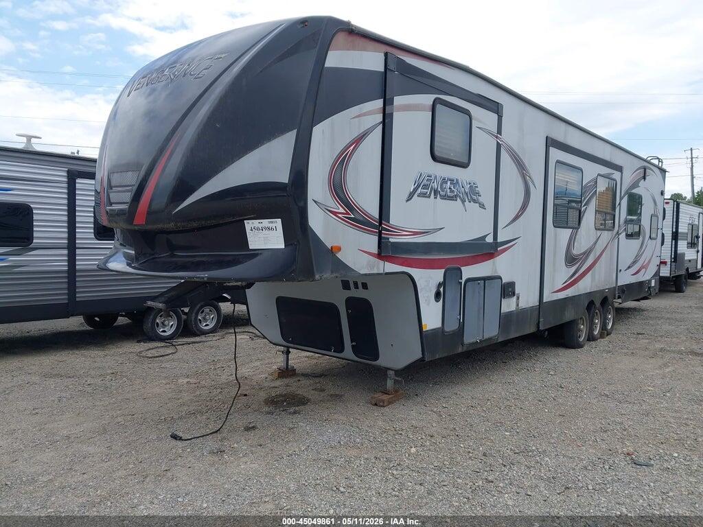 4X4FVGP33FY206924 2015 FOREST RIVER VENGEANCE photo no. 2