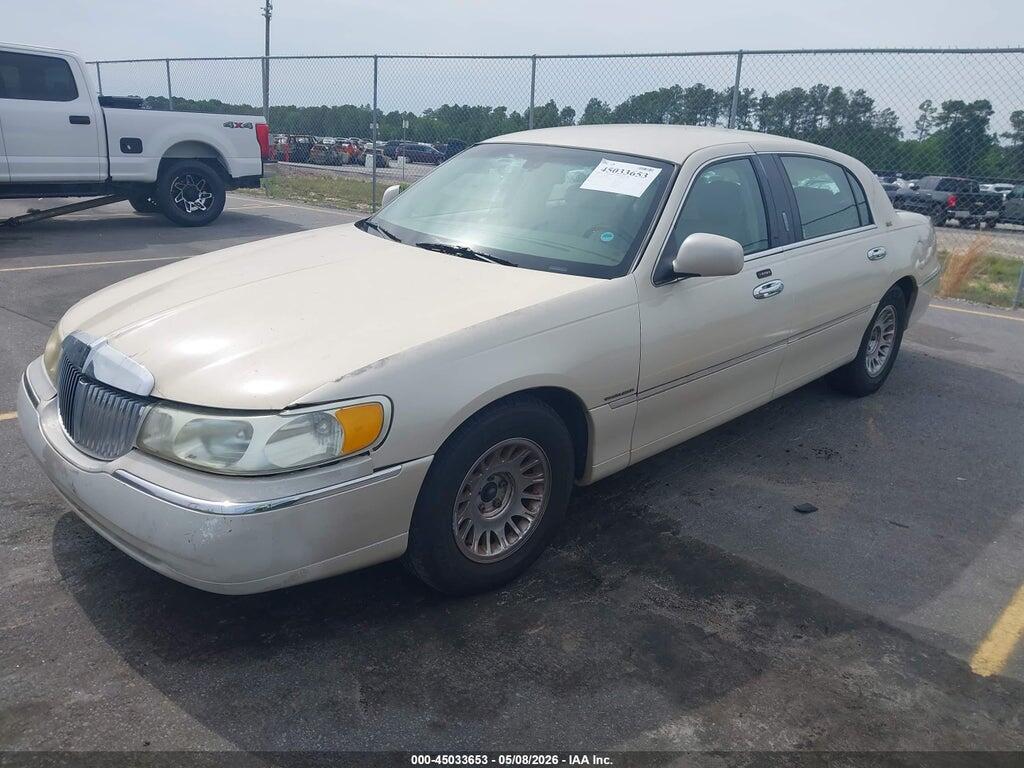1LNHM85W22Y666117 2002 LINCOLN TOWN CAR photo no. 2