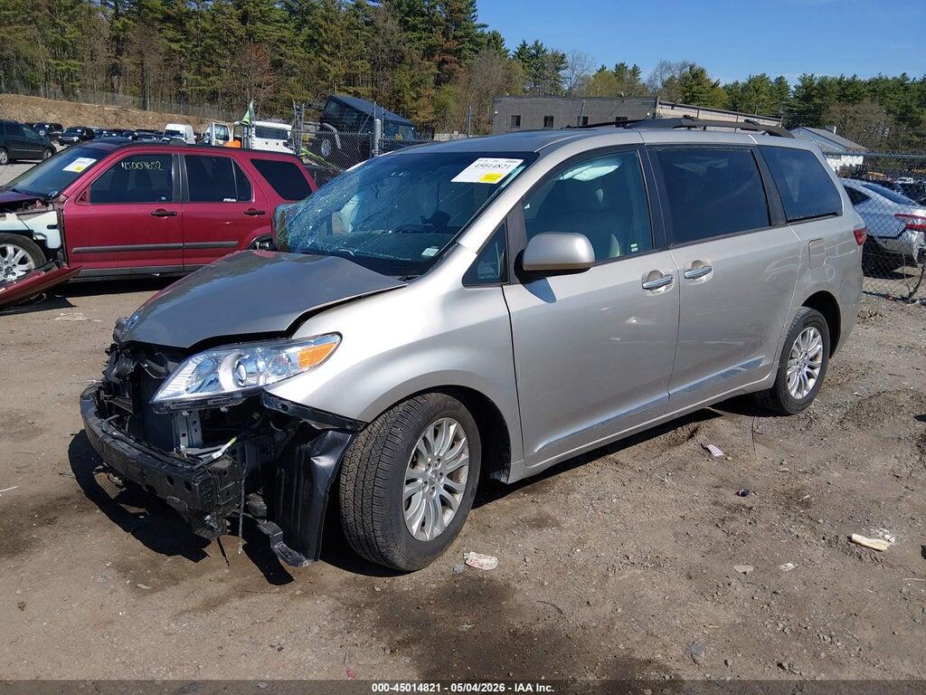 5TDYZ3DC9HS817720 2017 TOYOTA SIENNA photo no. 2
