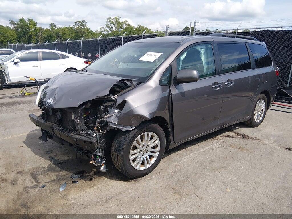 5TDYZ3DC8HS815585 2017 TOYOTA SIENNA photo no. 2