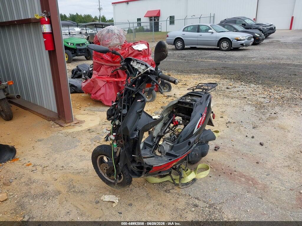 L2BB9NCC9RB304246 2023 SCOOTER RED photo no. 2