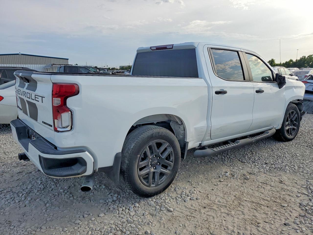 2022 CHEVROLET SILVERADO LTD C1500 CUSTOM — Фото 3 из 13