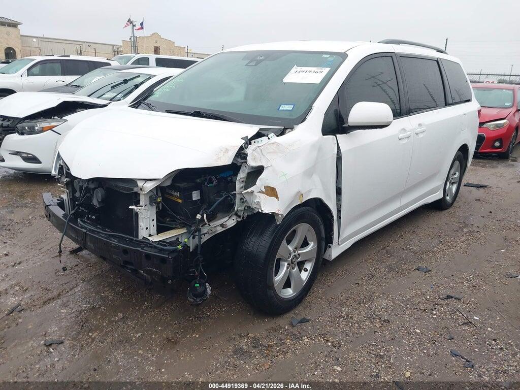 5TDKZ3DC8JS921658 2018 TOYOTA SIENNA photo no. 2