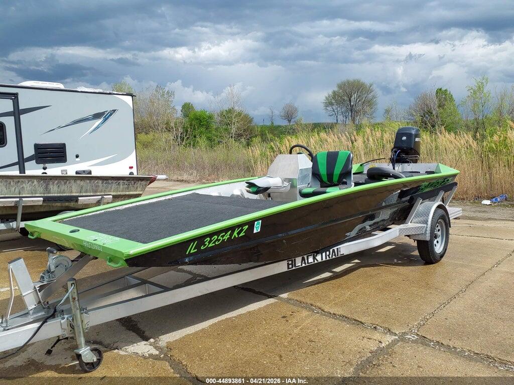 00000CJT09347E919 2019 BLAZER BOAT photo no. 2