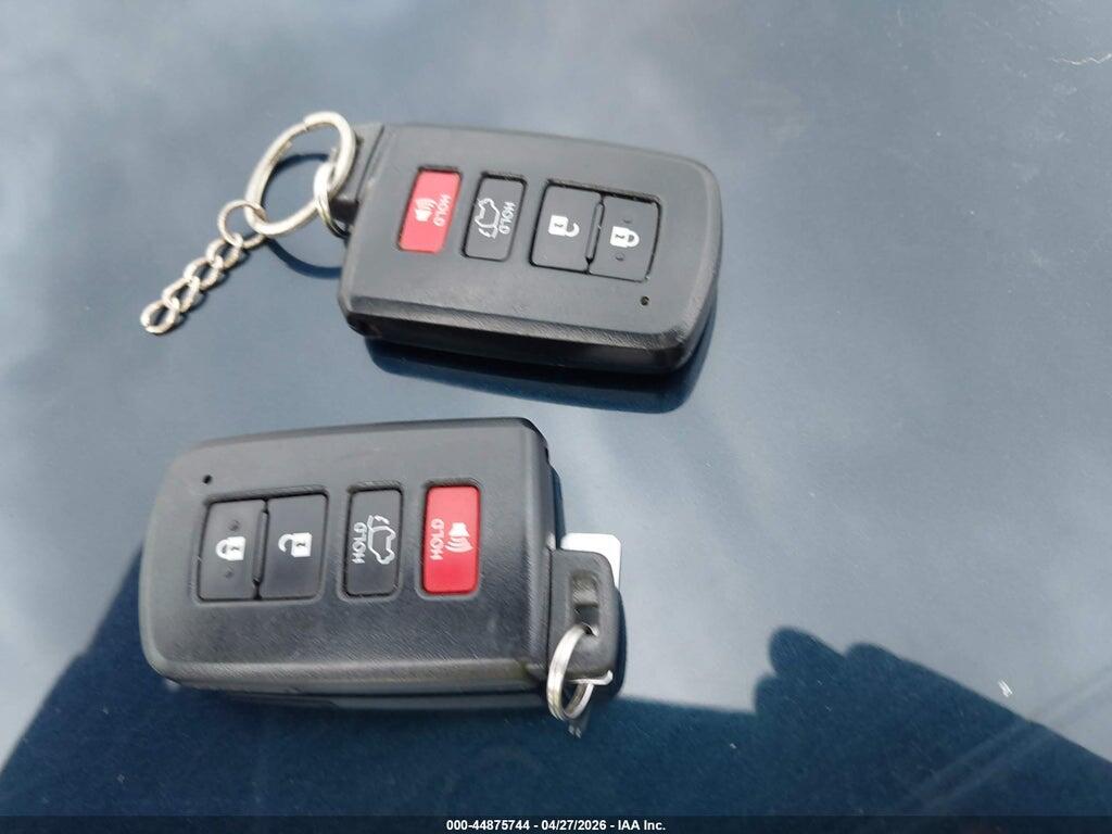 JTMRFREV8HJ172121 2017 TOYOTA RAV4 photo no. 11