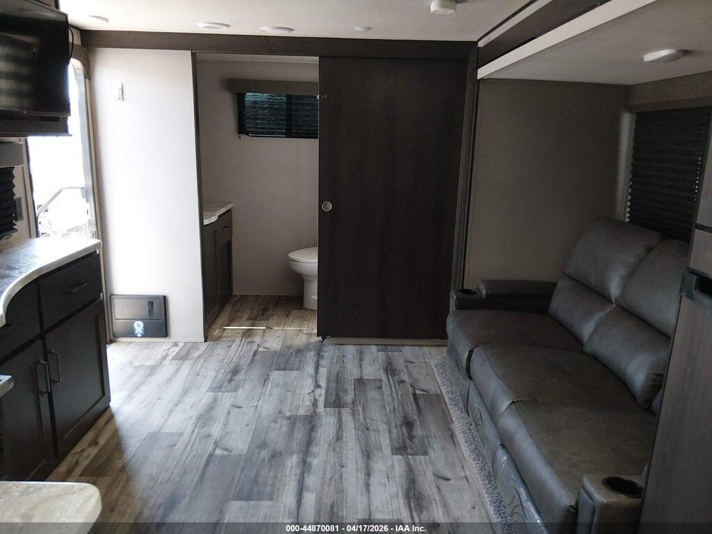 573TT2721N8823612 2022 GRAND DESIGN TRANSCEND XPLOR 221R photo no. 10