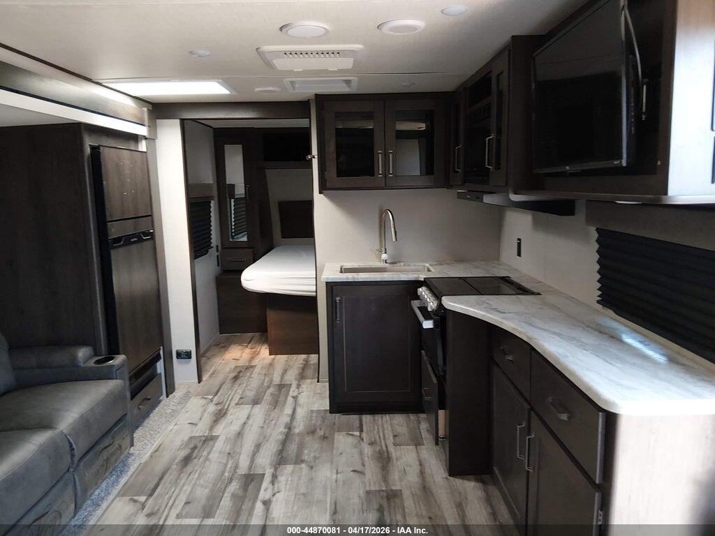 573TT2721N8823612 2022 GRAND DESIGN TRANSCEND XPLOR 221R photo no. 5