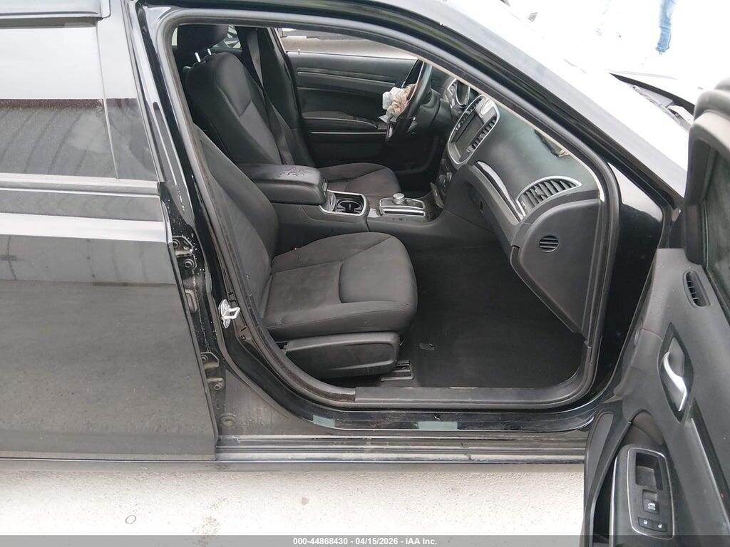 2C3CCAAG1KH663926 2019 CHRYSLER 300 photo no. 5