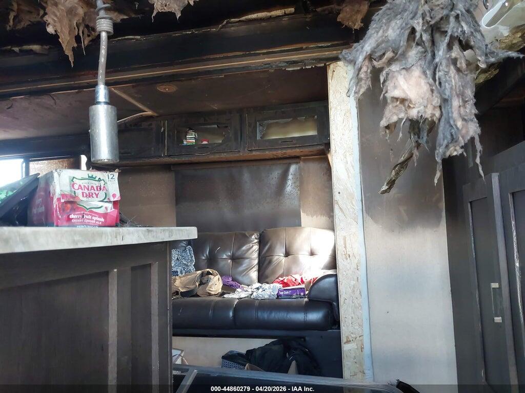 4X4TSMH23JA322092 2018 FOREST RIV 32BHDS photo no. 5