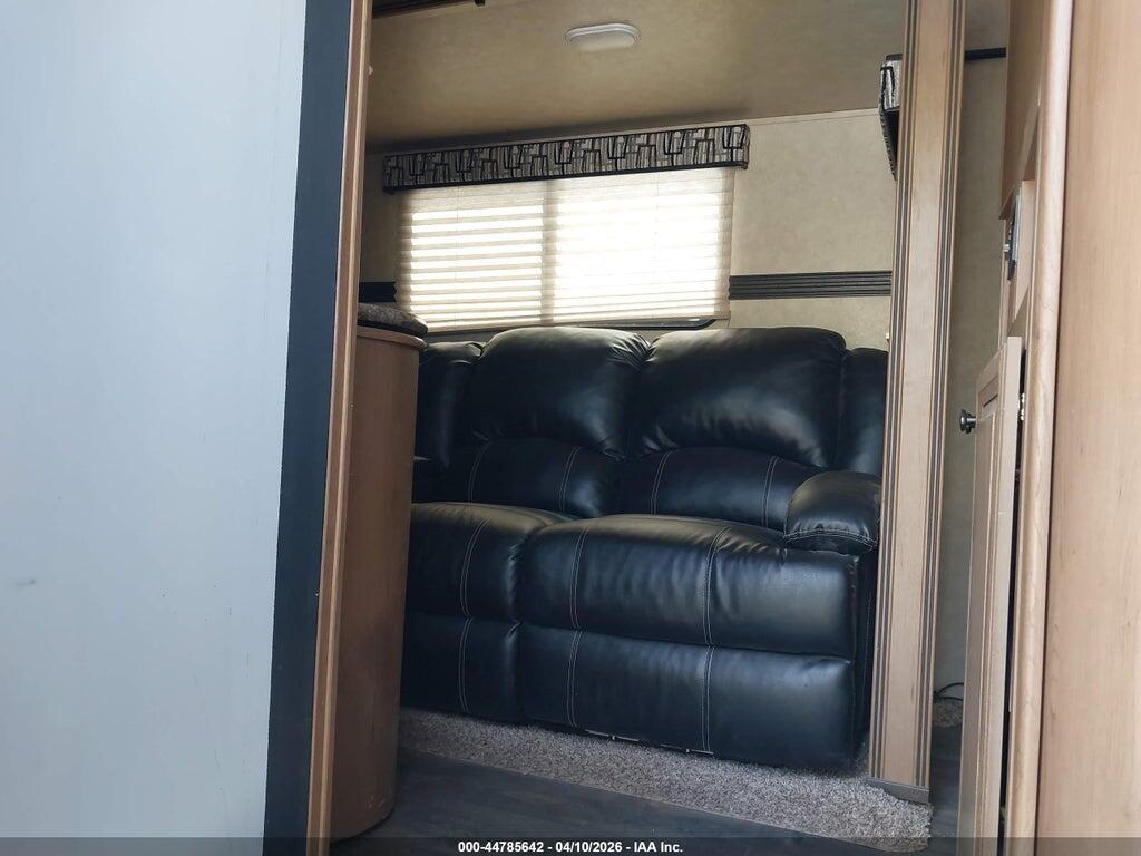 5RXTG3028G2204391 2016 CRUISER RV STRYKER photo no. 8