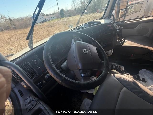4V4NC9EH1DN146713 2013 VOLVO VN photo no. 10