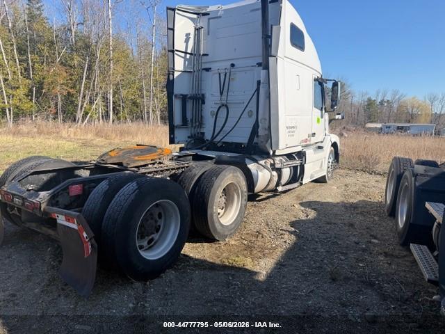 4V4NC9EH1DN146713 2013 VOLVO VN photo no. 4