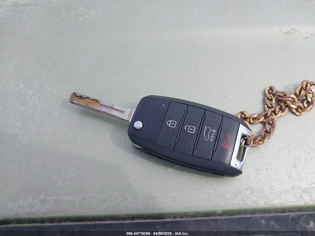 KNDJN2A26G7840111 2016 KIA SOUL photo no. 11