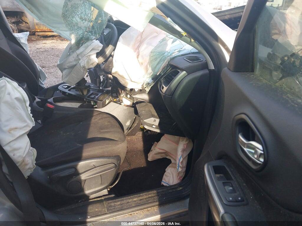 1C4PJLCB2KD128505 2019 JEEP CHEROKEE photo no. 5