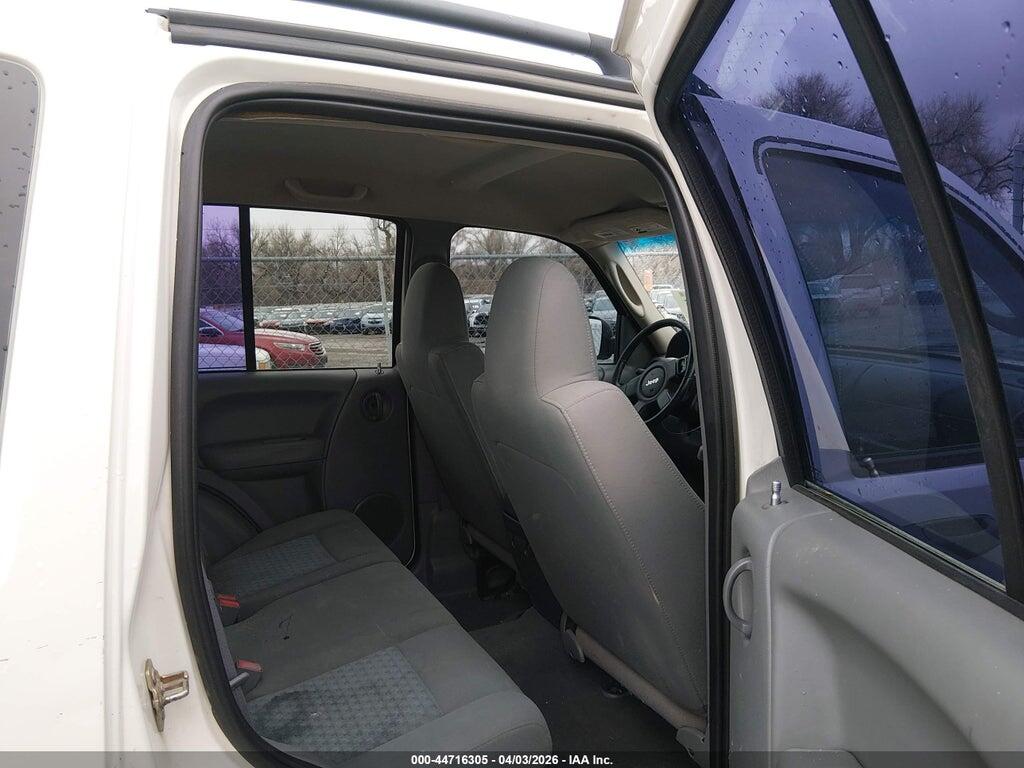 1J4GL48K35W636249 2005 JEEP LIBERTY photo no. 8