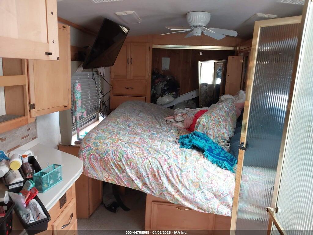 4VZBN22901C037940 2001 SPARTAN MOTORS MOTORHOME photo no. 8