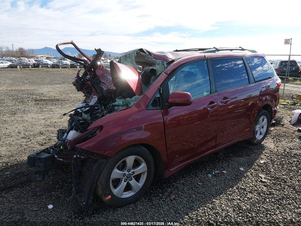 5TDKZ3DC5JS939597 2018 TOYOTA SIENNA photo no. 2