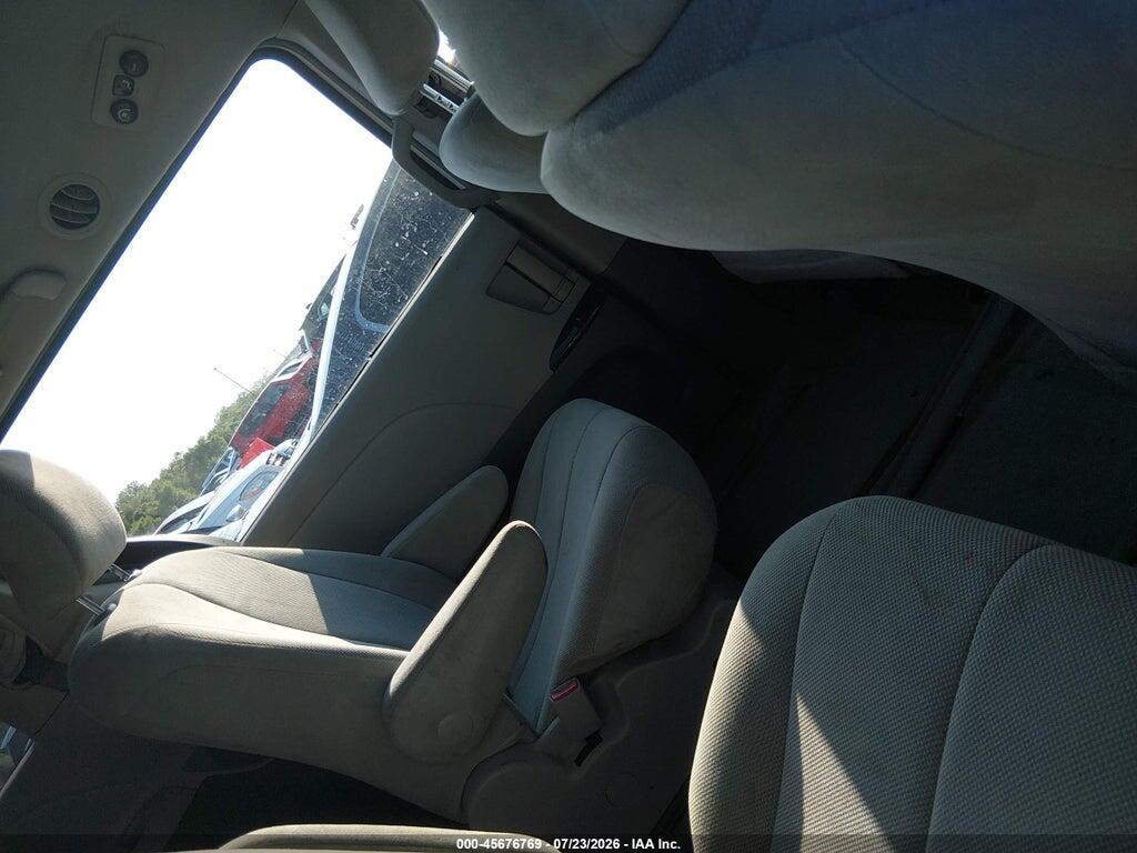 5TDKA3DC1BS007793 2011 TOYOTA SIENNA photo no. 8