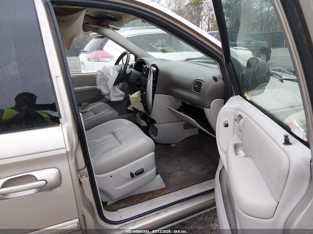 2C8GP54LX5R422316 2005 CHRYSLER TOWN & COUNTRY photo no. 5