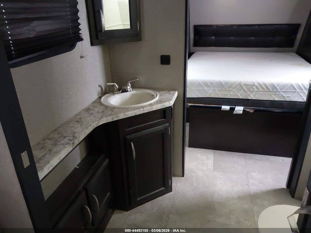 573TE3721K6613678 2019 GRAND DESIGN IMAGINE photo no. 12