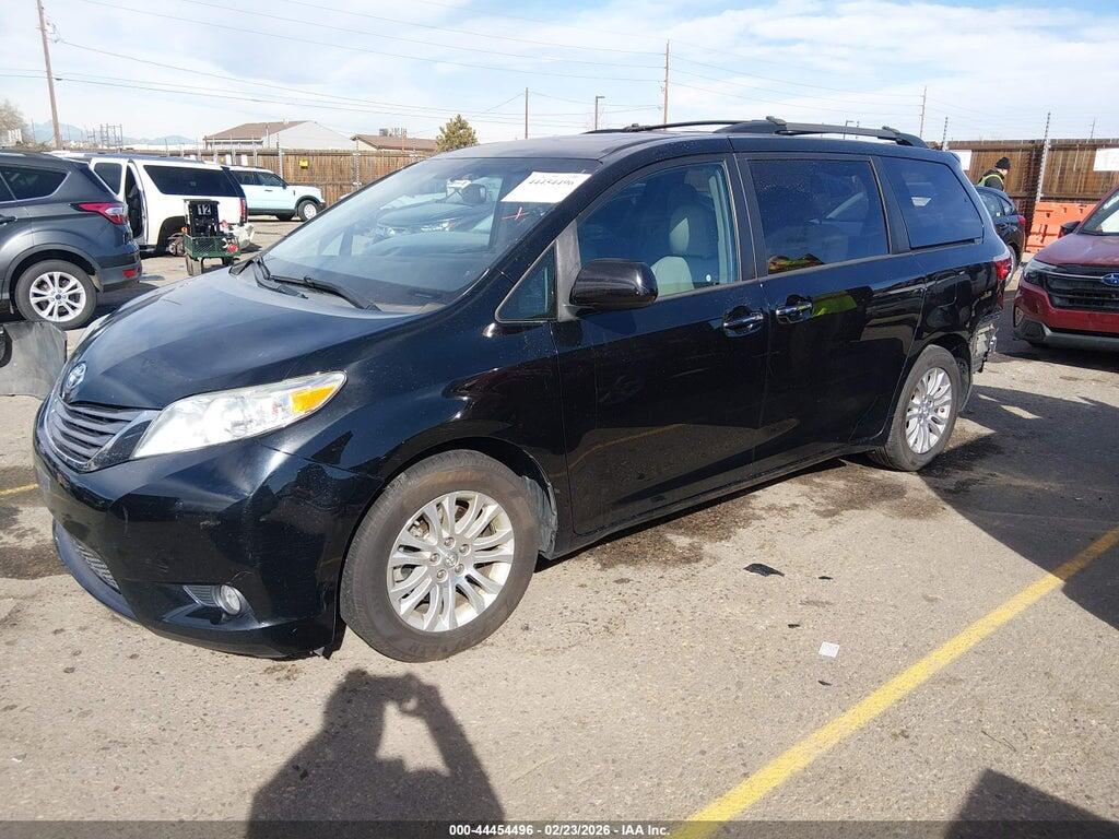 5TDYZ3DC3HS821827 2017 TOYOTA SIENNA photo no. 2