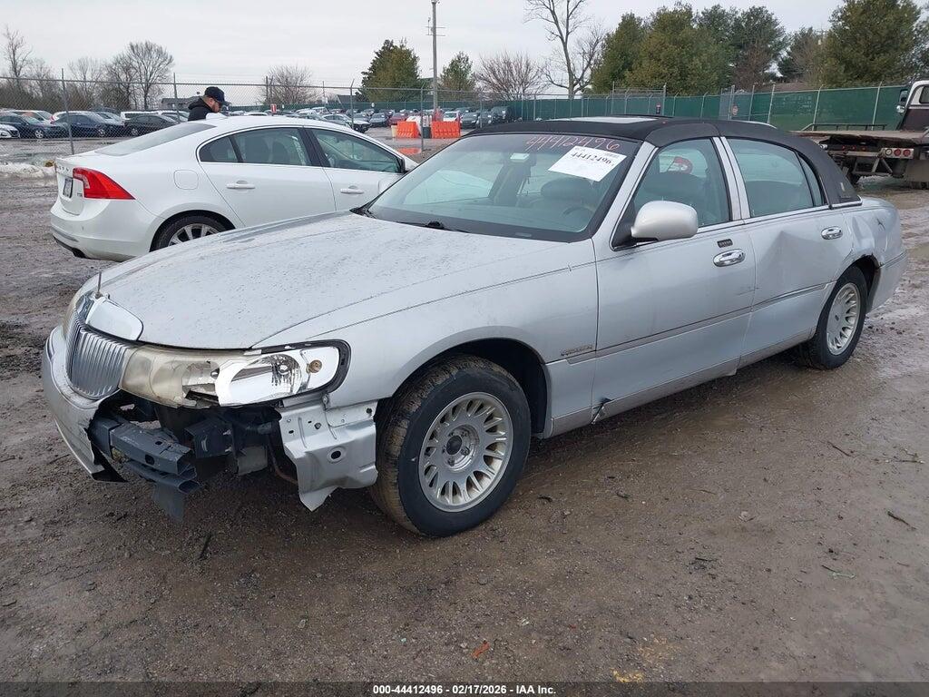 1LNHM83W7YY787866 2000 LINCOLN TOWN CAR photo no. 2
