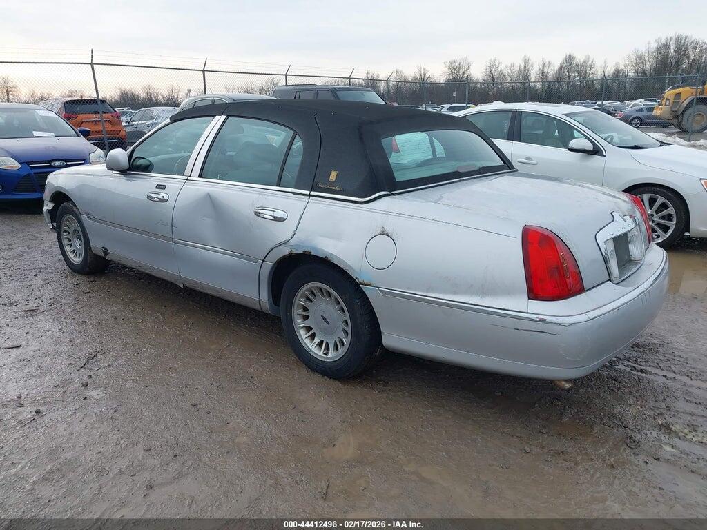 1LNHM83W7YY787866 2000 LINCOLN TOWN CAR photo no. 3