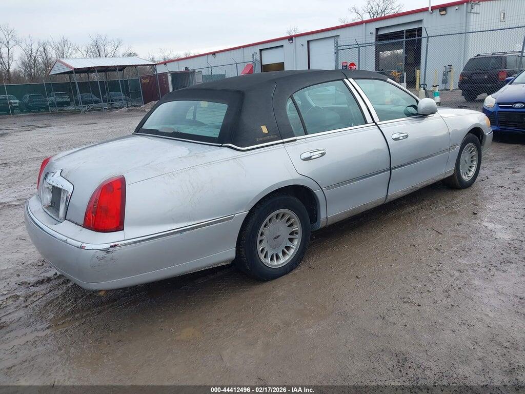 1LNHM83W7YY787866 2000 LINCOLN TOWN CAR photo no. 4
