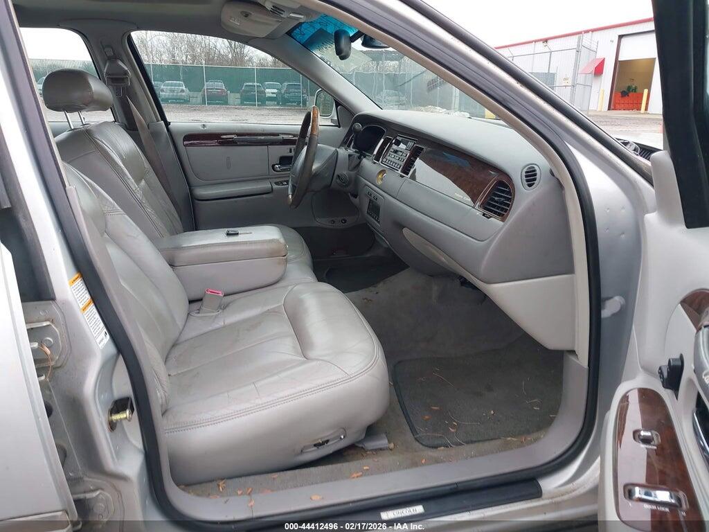 1LNHM83W7YY787866 2000 LINCOLN TOWN CAR photo no. 5