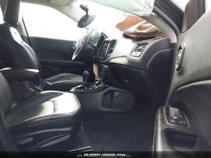 3C4NJDCB7JT493705 2018 JEEP COMPASS photo no. 5