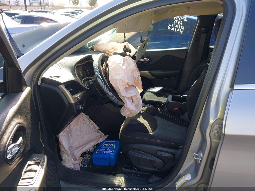 1C4PJLCB1JD538453 2018 JEEP CHEROKEE photo no. 5