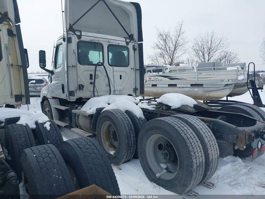 1FUGHLDV5NLMZ5017 2022 FREIGHTLINER NEW CASCADIA 126 photo no. 3