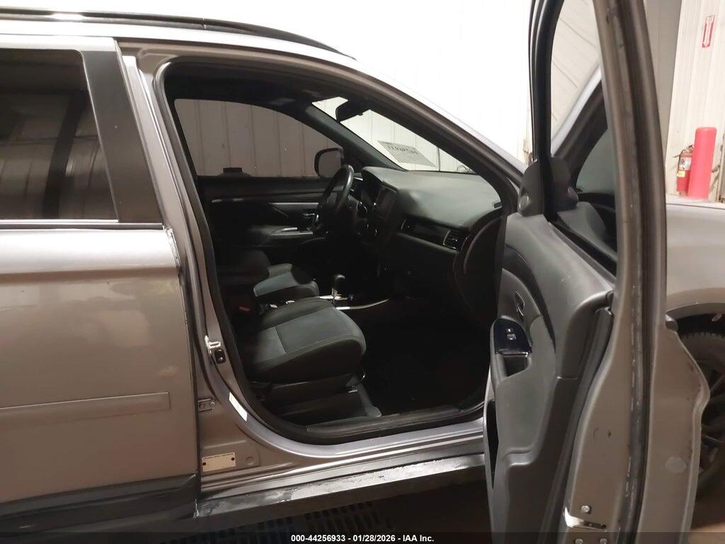 JA4AZ3A36JZ046542 2018 MITSUBISHI OUTLANDER photo no. 5
