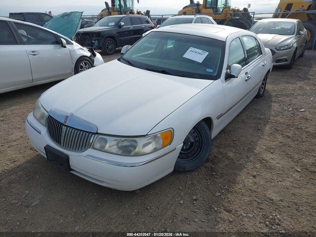 1LNHM82W8YY901892 2000 LINCOLN TOWN CAR photo no. 2